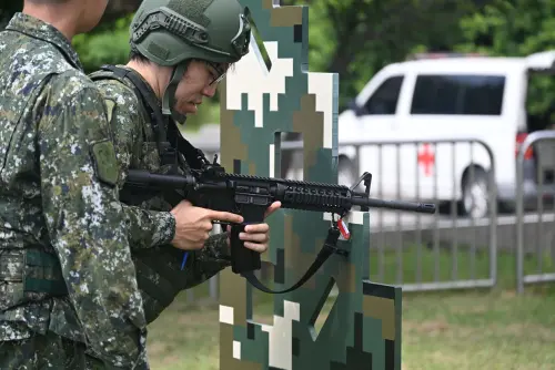 漢光42》北市後備旅校園臨戰訓練　練M4A1步槍、120迫砲組合操演