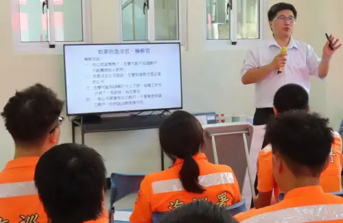 ▲海洋委員會海巡署南部分署第五岸巡隊舉辦法治教育宣導活動，由律師李華森(右)到場作專題演講。(圖／海巡署南部分署第五岸巡隊提供)
