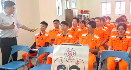▲海洋委員會海巡署南部分署第五岸巡隊舉辦法治教育宣導活動，由律師李華森(右)到場作專題演講。(圖／海巡署南部分署第五岸巡隊提供)