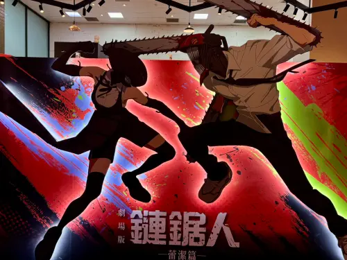▲劇場版《鏈鋸人 蕾潔篇》快閃店打造電鋸人與炸彈魔激戰立體場景，成為現場最吸睛打卡點。（圖／記者林若瑋攝）