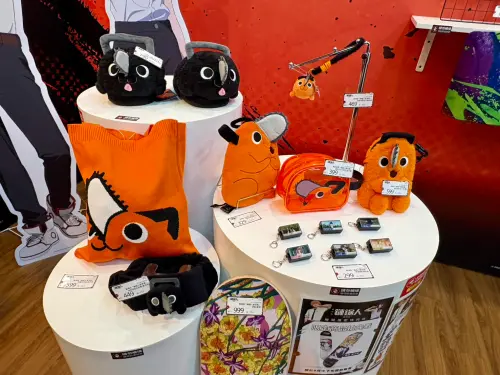 ▲快閃店推出多款波奇塔主題商品，包括針織托特包599元、收納包399元、造型零錢包469元、迴力車鑰匙圈299元及絨毛玩偶599元。（圖／記者林若瑋攝）