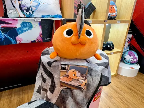▲超大波奇塔絨毛玩偶成為商品區亮點，售價1,999元。（圖／記者林若瑋攝）