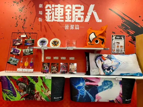 ▲商品區集結壓克力立牌、玻璃杯、餐盤、抱枕、托特包等多款《鏈鋸人》限定商品。（圖／記者林若瑋攝）