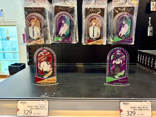 ▲劇場版限定壓克力立牌共推出多款角色設計，每款329元。（圖／記者林若瑋攝）