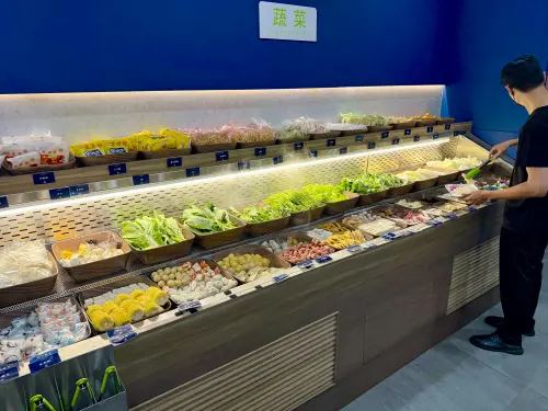 ▲井賀鍋物自助吧菜色，提供許多新鮮葉菜類，推薦喜歡原型食物的民眾。（圖／記者蕭涵云攝）