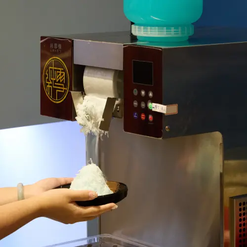 ▲店內還有市面少見的「雪花冰」機器，可DIY添加配料。（圖／井賀鍋物提供）
