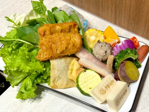▲蔬菜、火鍋料、副食選擇多元。（圖／記者蕭涵云攝）