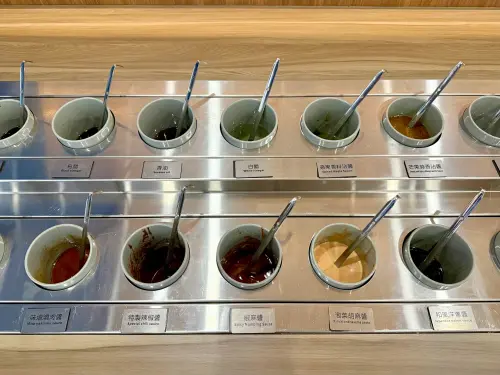▲醬料選擇眾多，特色醬料頗有創意。（圖／記者蕭涵云攝）