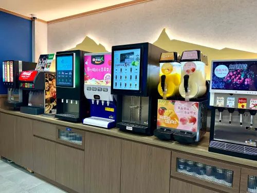 ▲飲料區還有大苑子蜜桃蘋果、芒果冰沙。（圖／記者蕭涵云攝）