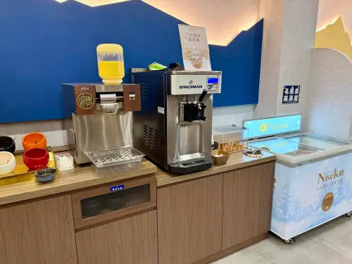 ▲霜淇淋機、雪花冰機等一排冰品消暑。（圖／記者蕭涵云攝）