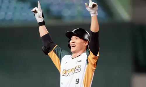 影／王柏融相隔10年敲再見安打！登MVP舞台　開心大跳2首嗆司曲