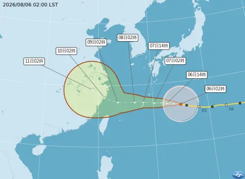 ▲白海豚颱風今日凌晨2時，中心位置在北緯26.3度，東經135.0度，過去移動方向西北西，過去移動時速18公里，中心氣壓945百帕，近中心最大風速每秒43公尺，瞬間最大陣風每秒53公尺。（圖／中央氣象署cwa.gov.tw）