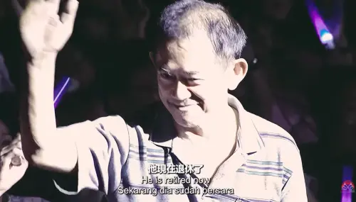 ▲二舅去看過黃明志演唱會，當時還起身跟粉絲們揮手打招呼。（圖／Namewee YouTube）