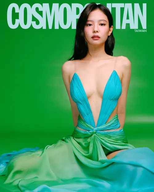 ▲Jennie再秀性感好身材，穿深V開到肚臍的禮服，直接辣翻粉絲。（圖／翻攝自IG@cosmopolitan_tw）