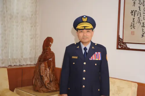 ▲侯友宜送給李四川的關聖帝君像是侯友宜從擔任刑事局副局長就放在辦公室中的。（圖／侯友宜辦公室提供）
