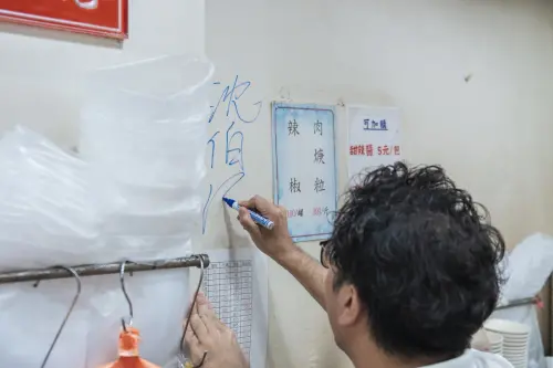 東發號慘被出征「塗掉簽名」　沈伯洋舉雙手贊成：店家牆非戰場