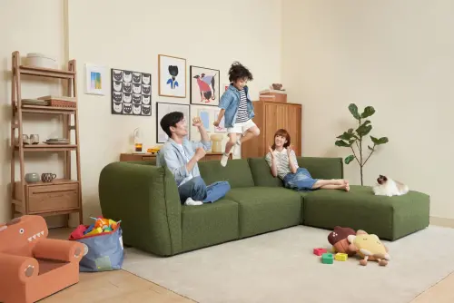 ▲隨著家庭成員增加或搬至大房子，伊登麻吉沙發可隨時加購組件擴充為 L 型客廳佈局。（圖／HOLA提供）