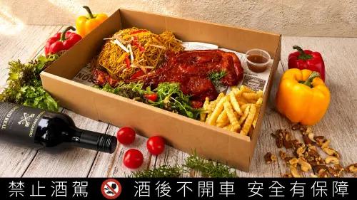▲高雄翰品酒店因應父親節推出期間限定「戰斧豬排手提禮盒」。（圖／高雄翰品提供）
