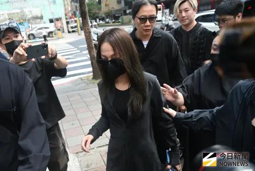 張韶涵、孫燕姿一身黑哀慟現身告別式　送昔日戰友陳聆薇最後一程
