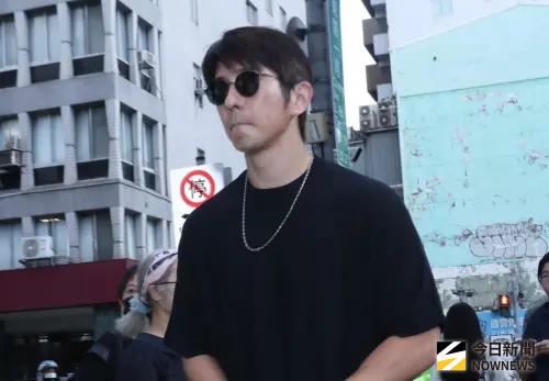 ▲修杰楷（如圖）不僅送上花籃致哀，今早他也身穿黑衣、戴上墨鏡快步進入陳聆薇告別式會場。（圖／記者林調遜攝影）