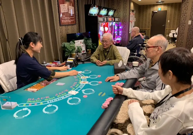 ▲養老院化身賭場（圖／截自Day Service Las Vegas）