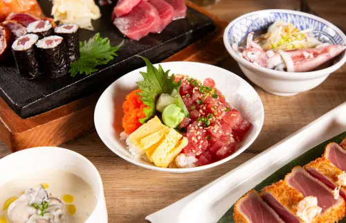▲台北萬豪Garden Kitchen「鮪大航道・豪享海味」菜色包含可加入多樣海鮮的日式鮪魚丼飯。（圖／台北萬豪提供）