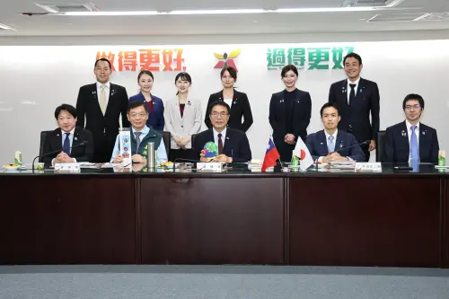 日自民黨青年局訪台南　黃偉哲捐款十萬台幣援助熊本震災