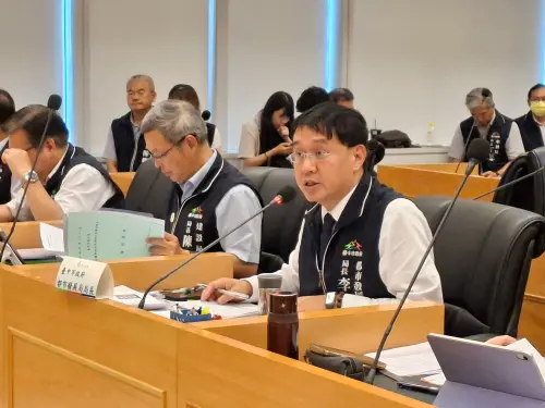 網轟中市府變對岸的？　社宅海報現中國國徽