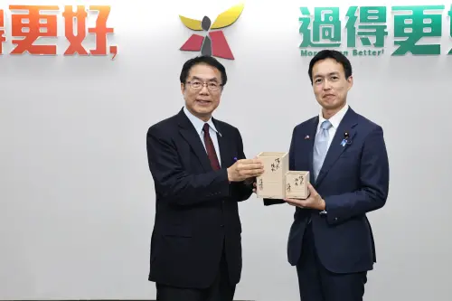 ▲ 台南市長黃偉哲致贈禮品予日本自民黨青年局長平沼正二郎。（圖／南市府提供）