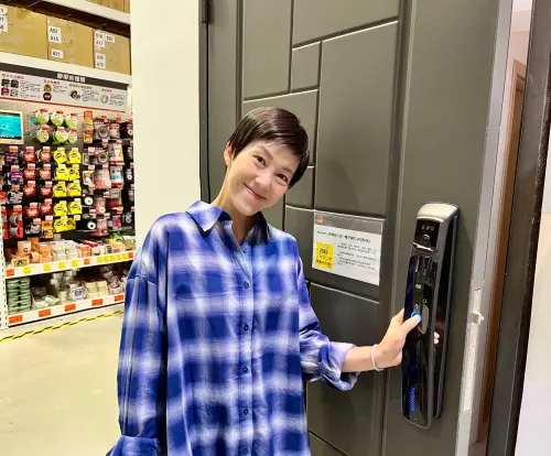 ▲特力屋推出「Kwikset人臉識別八合一電子鎖」，實現刷臉即開門，滿足科技控爸爸的智慧居家需求。（圖／特力屋提供）