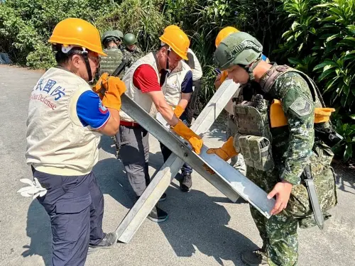 ▲宜蘭縣後備指揮部5日動員轄屬後備輔導幹部，協力蘭陽地區指揮部實施聯外道路阻絕設置作業。（圖／後備指揮部提供）
