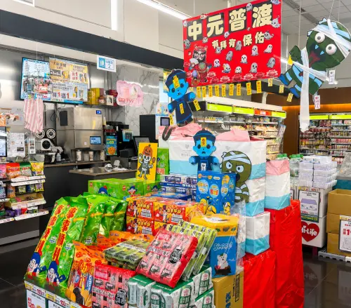 ▲萊爾富換上中元主題佈置！599元時尚普渡袋、乖乖順利箱補貨優惠一次購足。（圖／萊爾富提供）