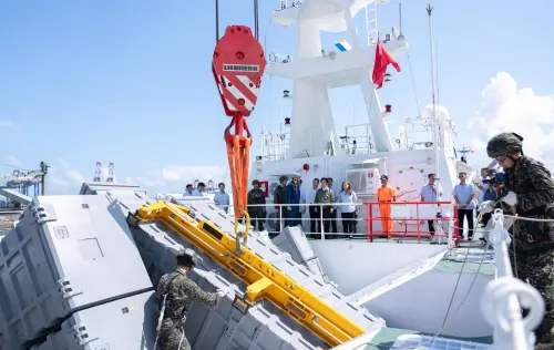 漢光42演習登場　賴清德視導八里艦飛彈槽、碼頭水雷裝載區