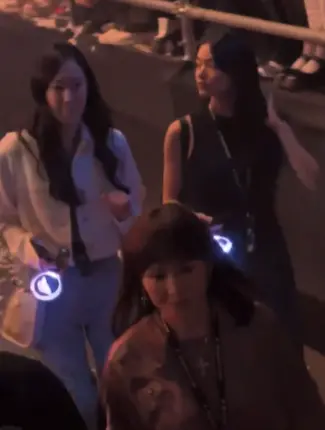 ▲荒卷繪美（後右）演唱會都跟著婆婆（前）還有小姑（後左）一起行動。（圖／翻攝自微博＠芒果撈小萌主）