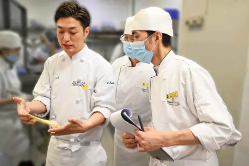 ▲日本千葉烘焙名店「石窯パン工房 CROISSANT」第二代經營者暨主廚橋爪謙典（左），來到台南遠東香格里拉飯店與團隊交流。（圖／台南香格里拉提供）