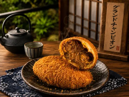 ▲橋爪謙典憑藉招牌咖哩麵包，於2025年日本咖哩麵包大賽十周年紀念賽中，從歷屆最高金賞得主參與的總冠軍賽脫穎而出，奪得首屆總冠軍殊榮。（圖／台南遠東香格里拉提供）