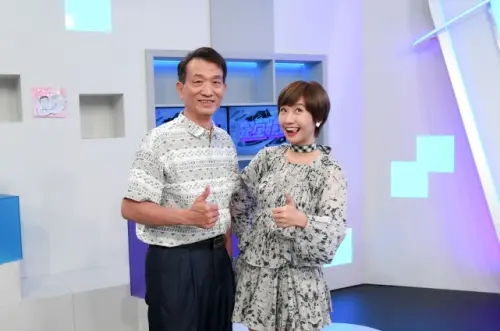▲Lulu（右）父女在《完全娛樂》同台迎父親節，還大聊童年小故事。（圖／三立提供）