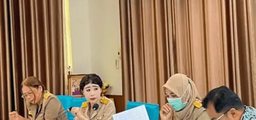 ▲泰國女公務員「濃妝」開會照爆紅！（圖／截自也拉府行政機構官網）
