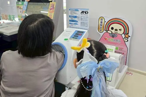 ▲父親節當天7-11將有服務志工及醫事人員幫民眾量測腰圍、血壓並提供衛教，完成即可獲得免費香蕉、豆漿。（圖／7-11提供）