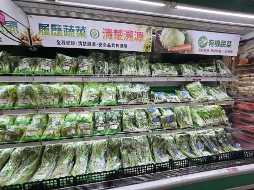 ▲愛買量販已提前完成各項民生物資與生鮮蔬果備貨，蔬菜及根莖類商品備貨量較平日增加。（圖／愛買量販提供）