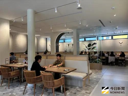 ▲「三茶六味」大量採用木質、藤編、植栽等自然元素，營造舒適氛圍，滿足不同族群的用餐需求。（圖／記者金武鳳攝，2026.8.6)