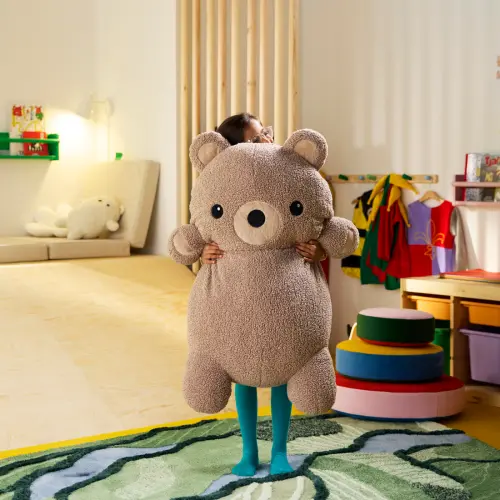 ▲IKEA 新品「GREJSIMOJS 填充玩具熊」擁有 100 公分超大尺寸與毛茸茸觸感，售價 1,499 元。（圖／IKEA提供）