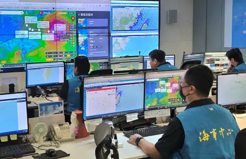 白海豚颱風海上警報！交通部航港局啟動近岸12浬海域警戒區管制