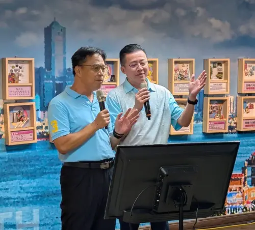 ▲隊長陳仁正與副隊長一同高歌一曲，祝爸爸同仁們父親節快樂。（圖／高市警局少年警察隊提供）