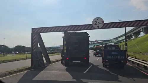 漢光演習再出包！通訊車撞限高桿卡住　六軍團認錯：將檢討責任