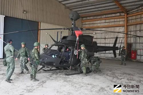 ▲OH-58D戰搜直升機落地後折疊旋翼、推移機體進入民間廠棚進行偽裝掩護。（圖／記者莊全成攝，2026.08.06）