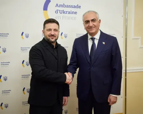 President of Ukraine Volodymyr Zelenskyy shakes hands with the exiled Iranian former Crown Prince Reza Pahlavi. (X, Volodymyr Zelenskyy)