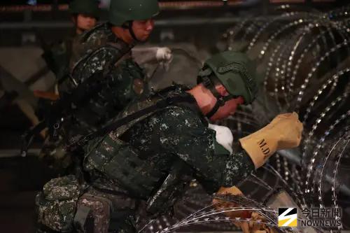 漢光42》直擊淡水河防線！淡江大橋首度封橋　民船模擬水下阻絕