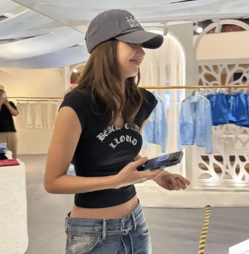 ▲Lisa近照被發現瘦成一片，纖細但不骨感身材辣翻粉絲。（圖／翻攝自微博）