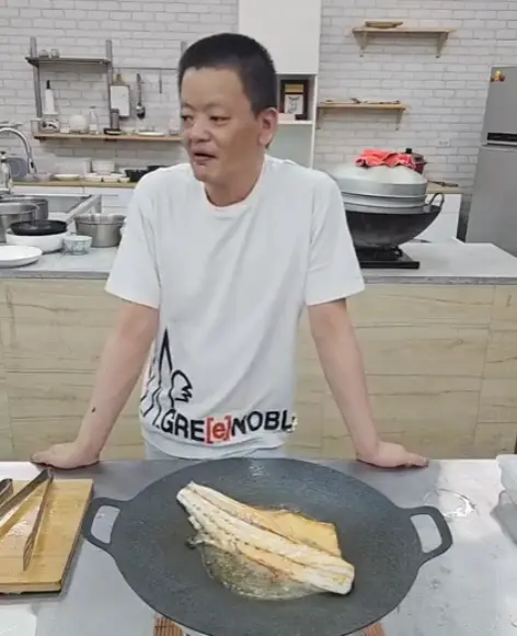 ▲肥大叔 8月 3 日才剛透過臉書露臉直播與粉絲互動，還有拿出各種食材示範料理。（圖／翻攝肥大叔粉絲團）